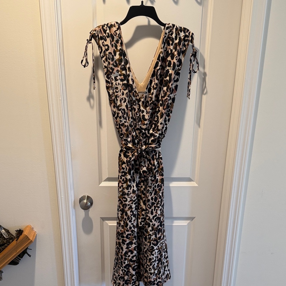 julia jordan Beige and Black Leopard-Print V-Neck Dress